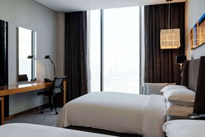 Minibar, coffres-forts dans les chambres, bureau