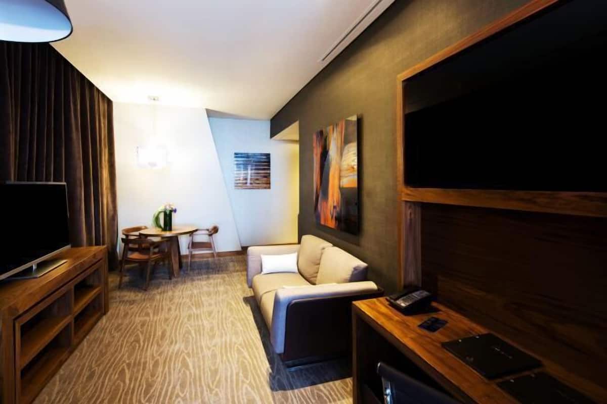 Área de sala de estar | Televisión LED de 50 pulgadas con canales por cable y televisión