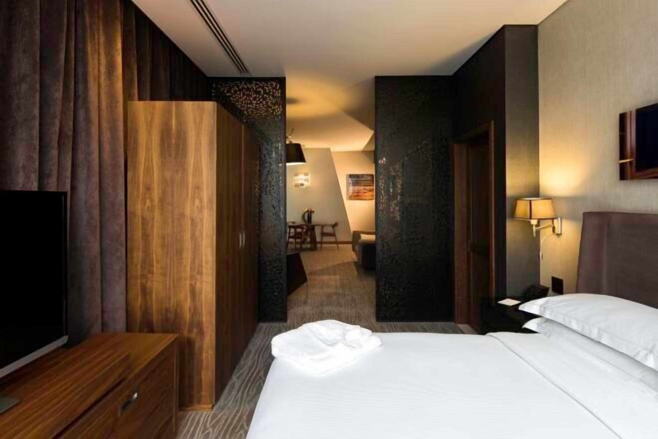 미니바, 객실 내 금고, 책상, 노트북 작업 공간