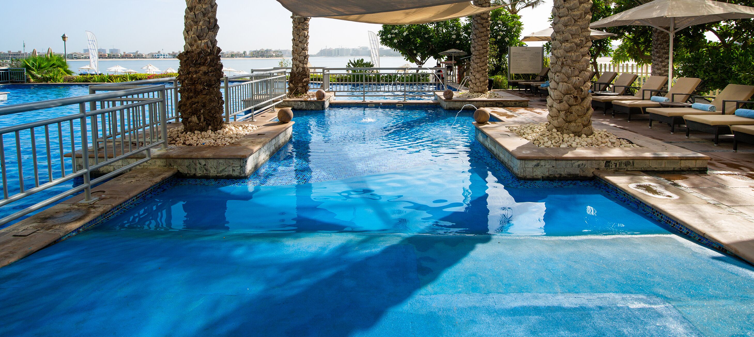 Piscine extérieure, chaises longues