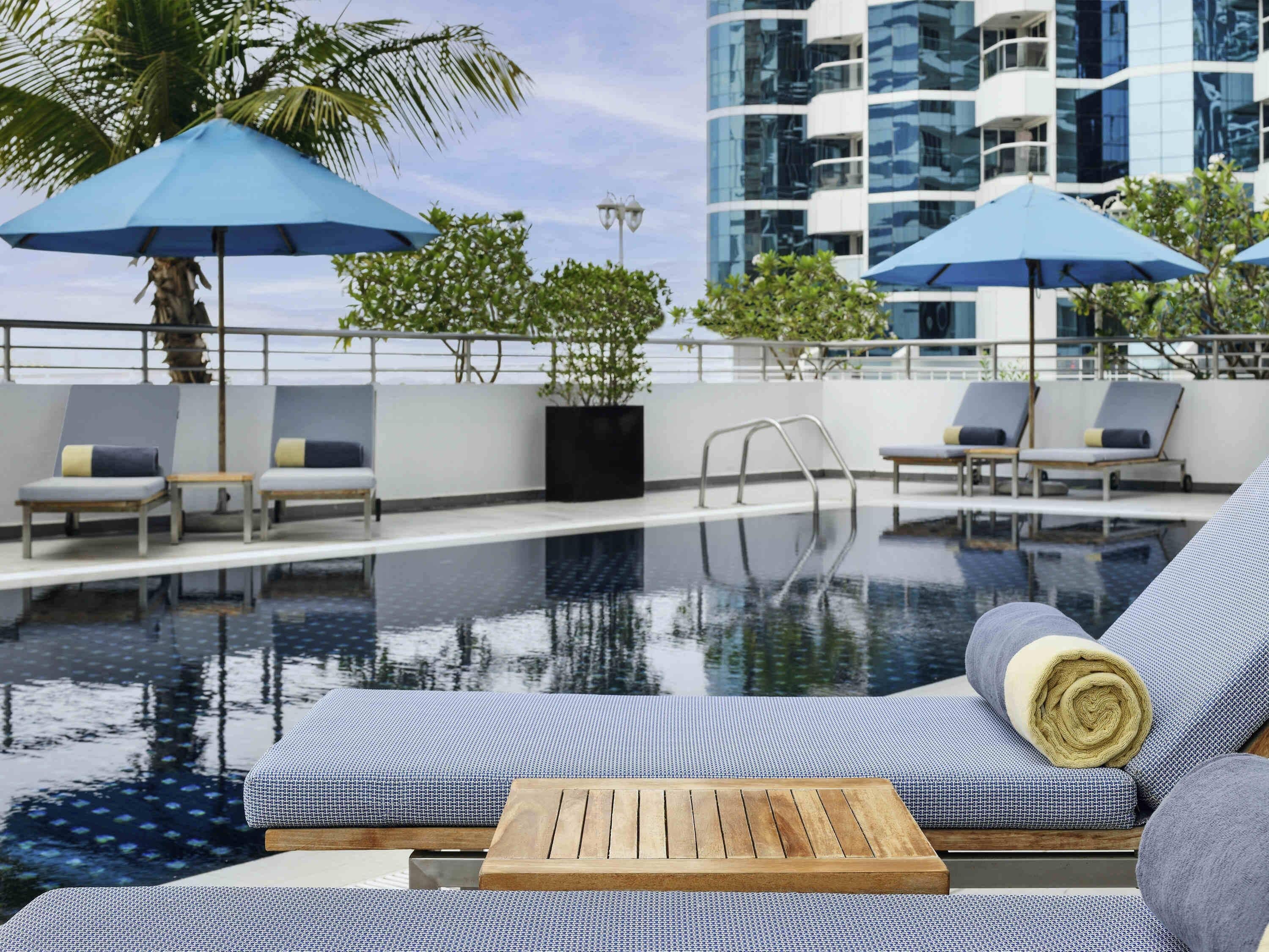 Utendørsbasseng og solsenger