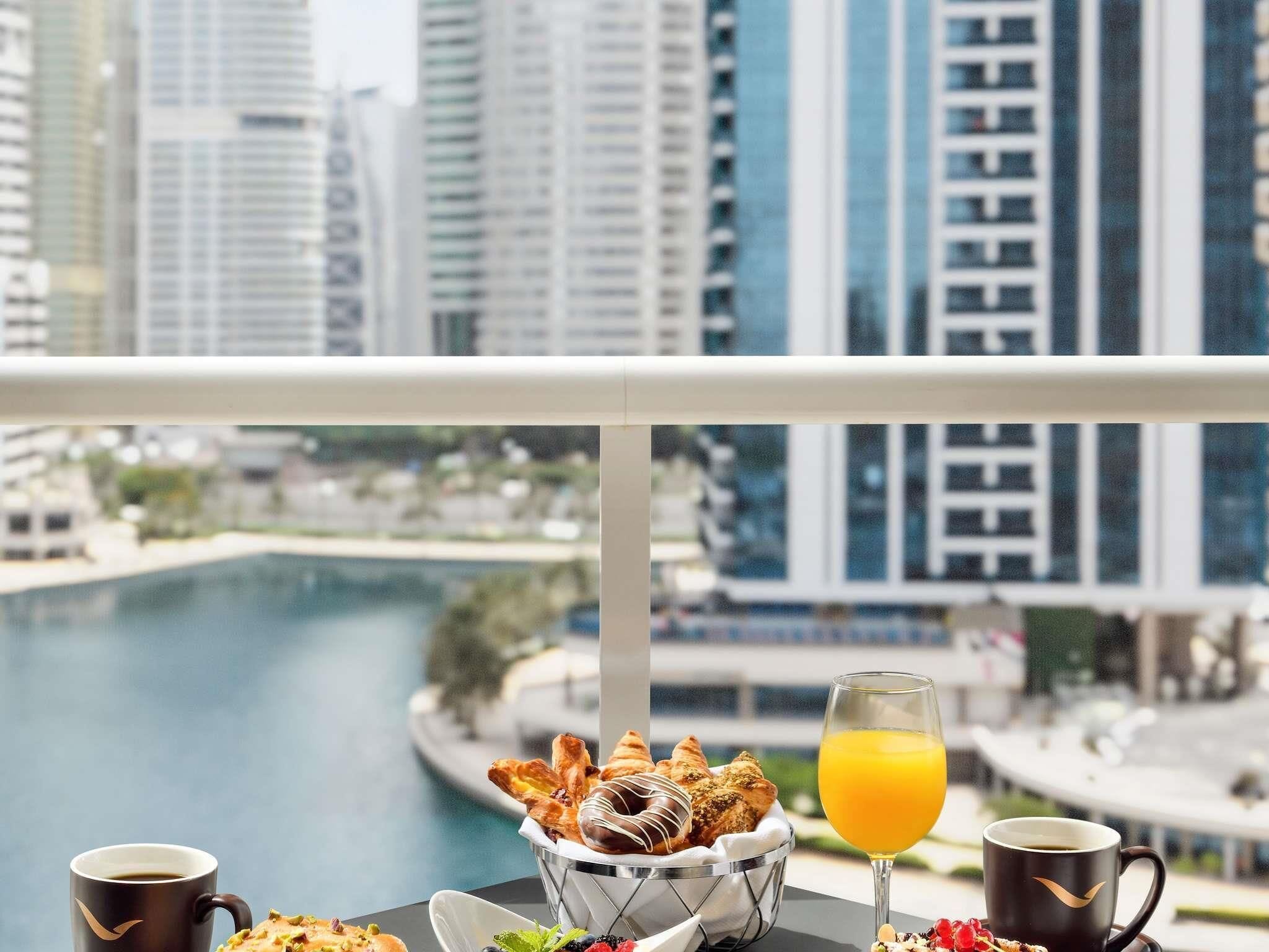 Desayuno con vista al horizonte urbano y al agua.