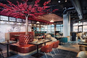 3 restaurantes, com serviço de almoço e jantar; culinária fusion