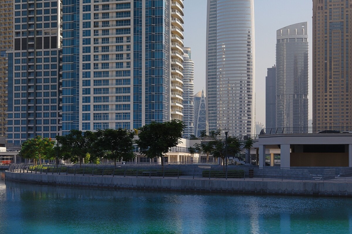 Un edificio de gran altura con fachada curva y un letrero que dice "MÖVENPICK".