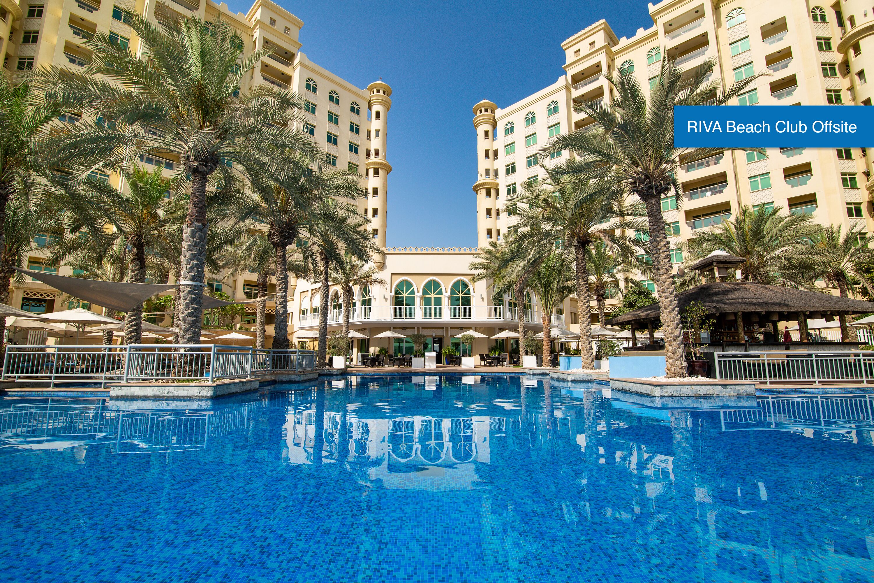 Piscina externa, espreguiçadeiras