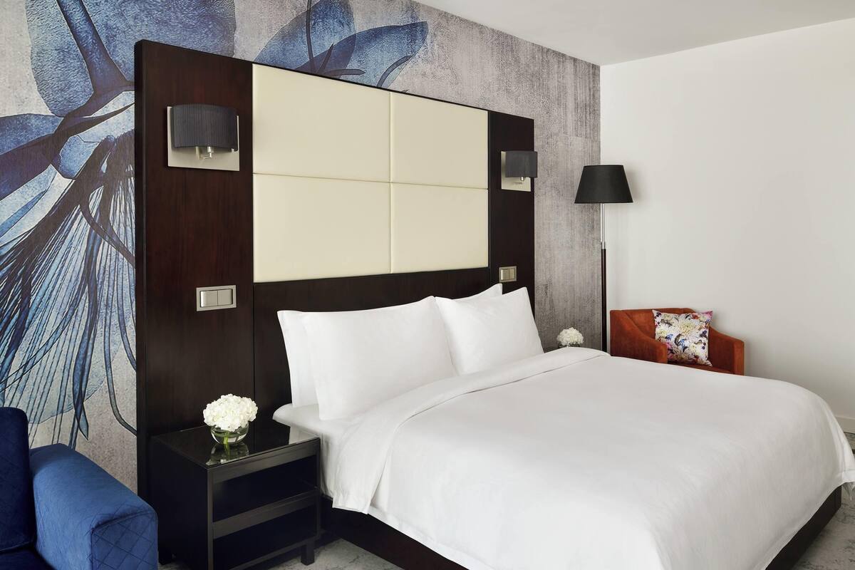 Suite Junior, 1 Tempat Tidur King, pemandangan danau (Free Beach Access) | Seprai katun Mesir, seprai premium, selimut bulu angsa, dan minibar