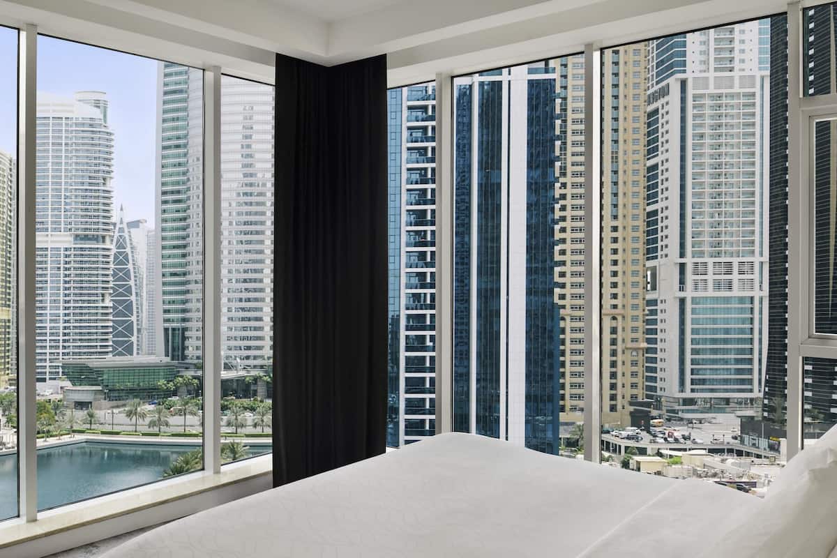 Suite Premium, 1 Tempat Tidur King (Free Beach Access) | Seprai katun Mesir, seprai premium, selimut bulu angsa, dan minibar