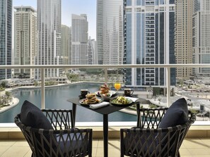 Superior Room, 1 King Bed, Lake View (Free Beach Access) | Egyptian cotton sheets, premium bedding, down duvets, minibar - Mövenpick Hotel Jumeirah Lakes Towers (Dubai)