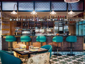 3 restaurants, lunch, dinner, brunch served; Fusion cuisine - Mövenpick Hotel Jumeirah Lakes Towers (Dubai)