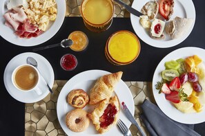 Free daily buffet breakfast
