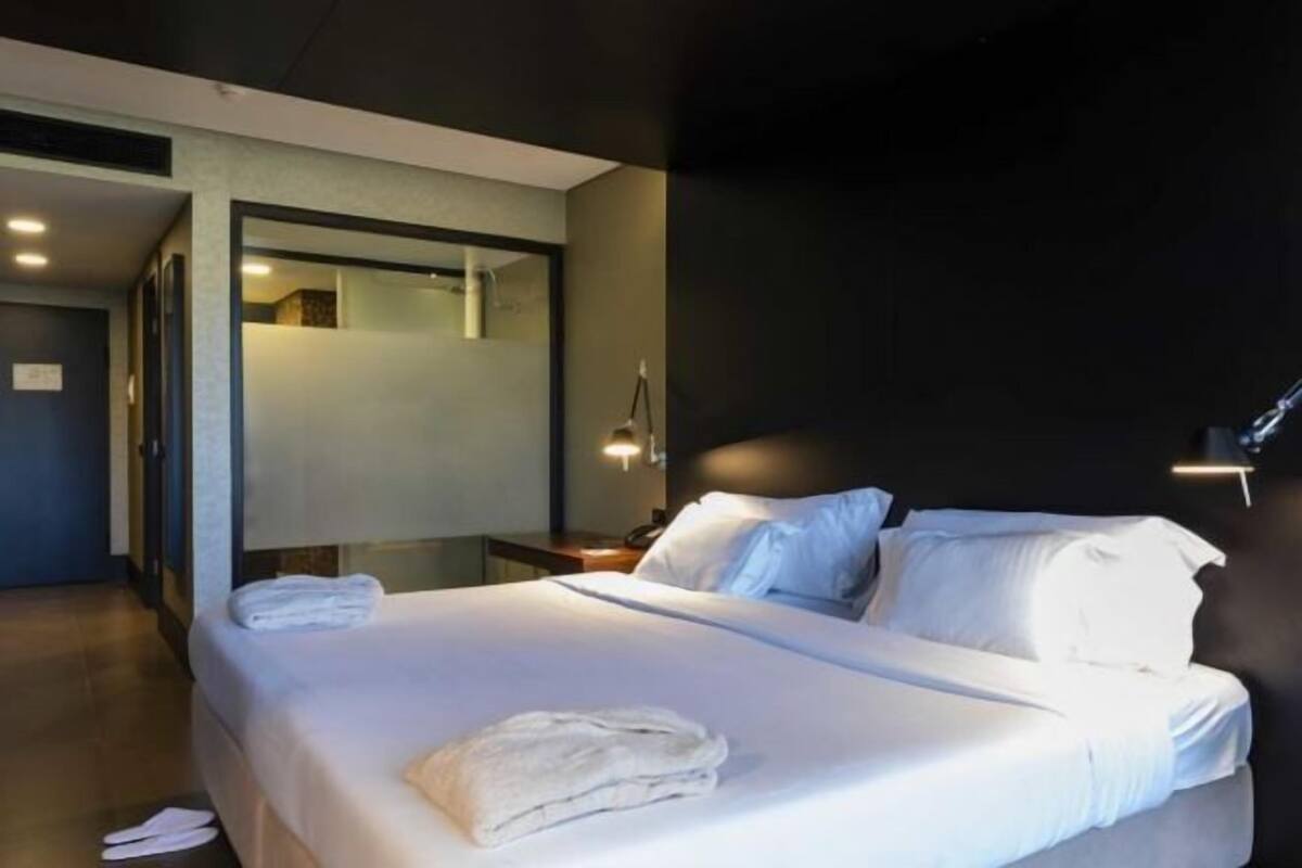 Een minibar, een kluis op de kamer, een bureau, geluiddichte muren