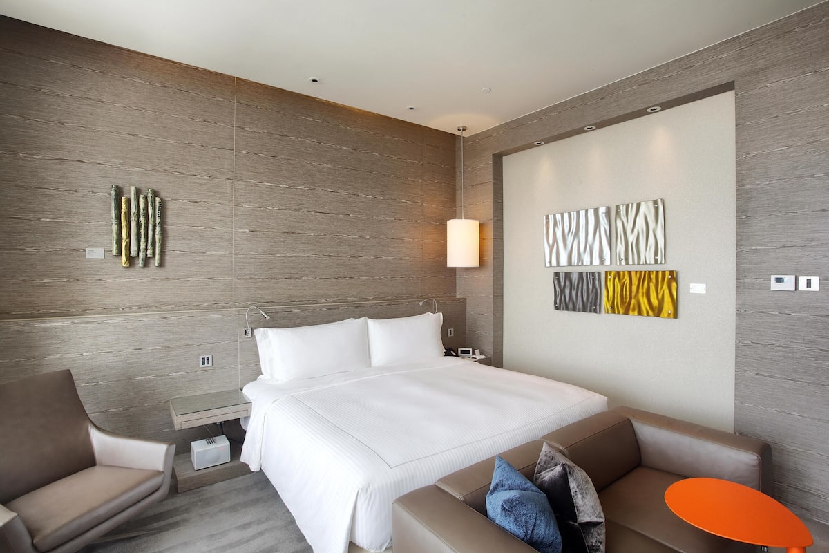 Bộ đồ giường cao cấp, két bảo mật tại phòng, bàn