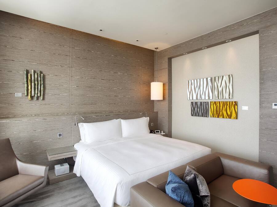 Premium bedding, in-room safe, desk, laptop workspace