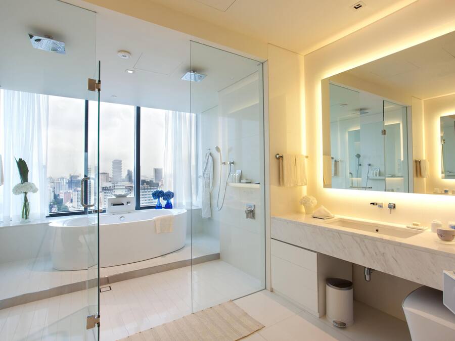 Shower, rainfall showerhead, free toiletries, hair dryer