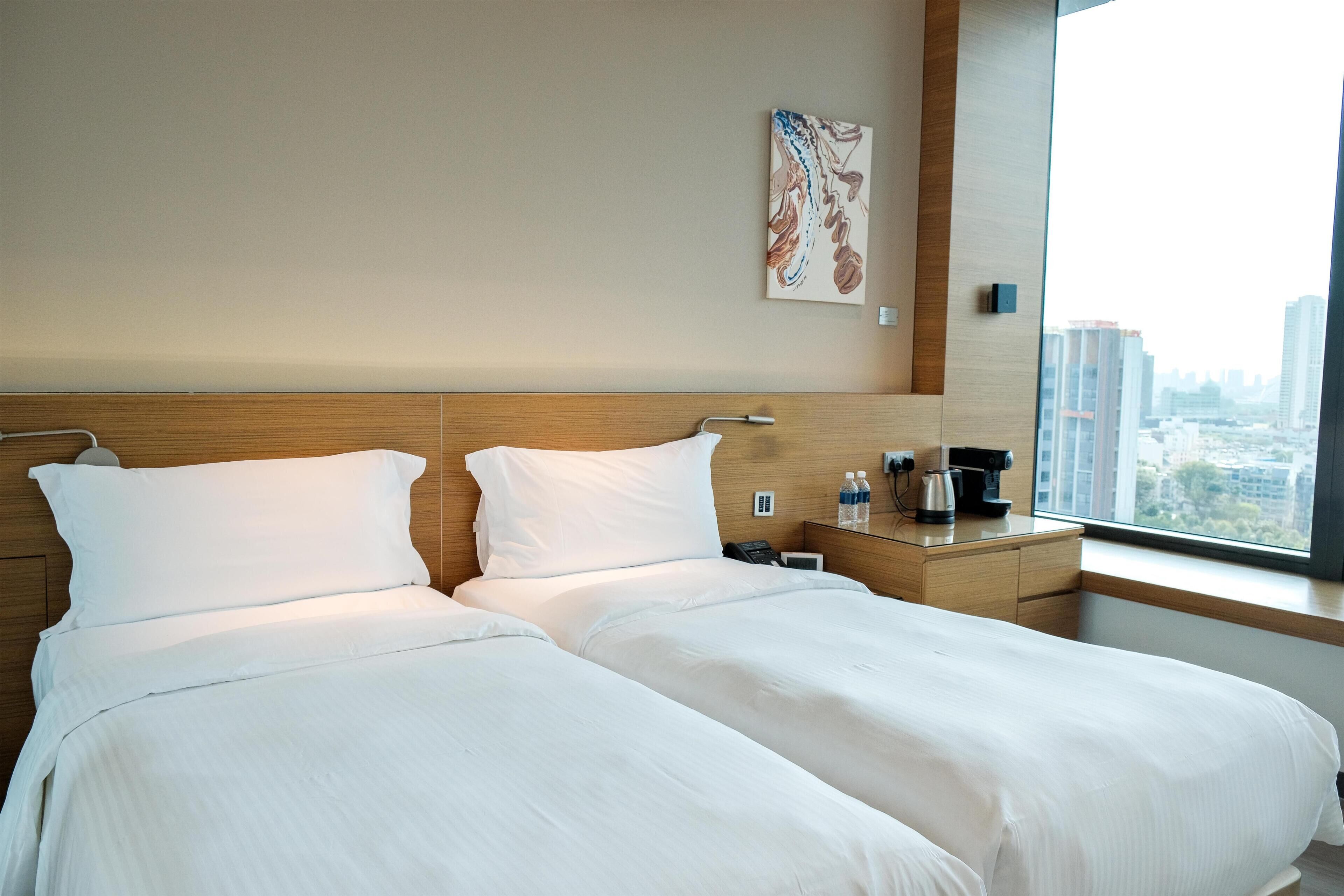 Bộ đồ giường cao cấp, két bảo mật tại phòng, bàn 