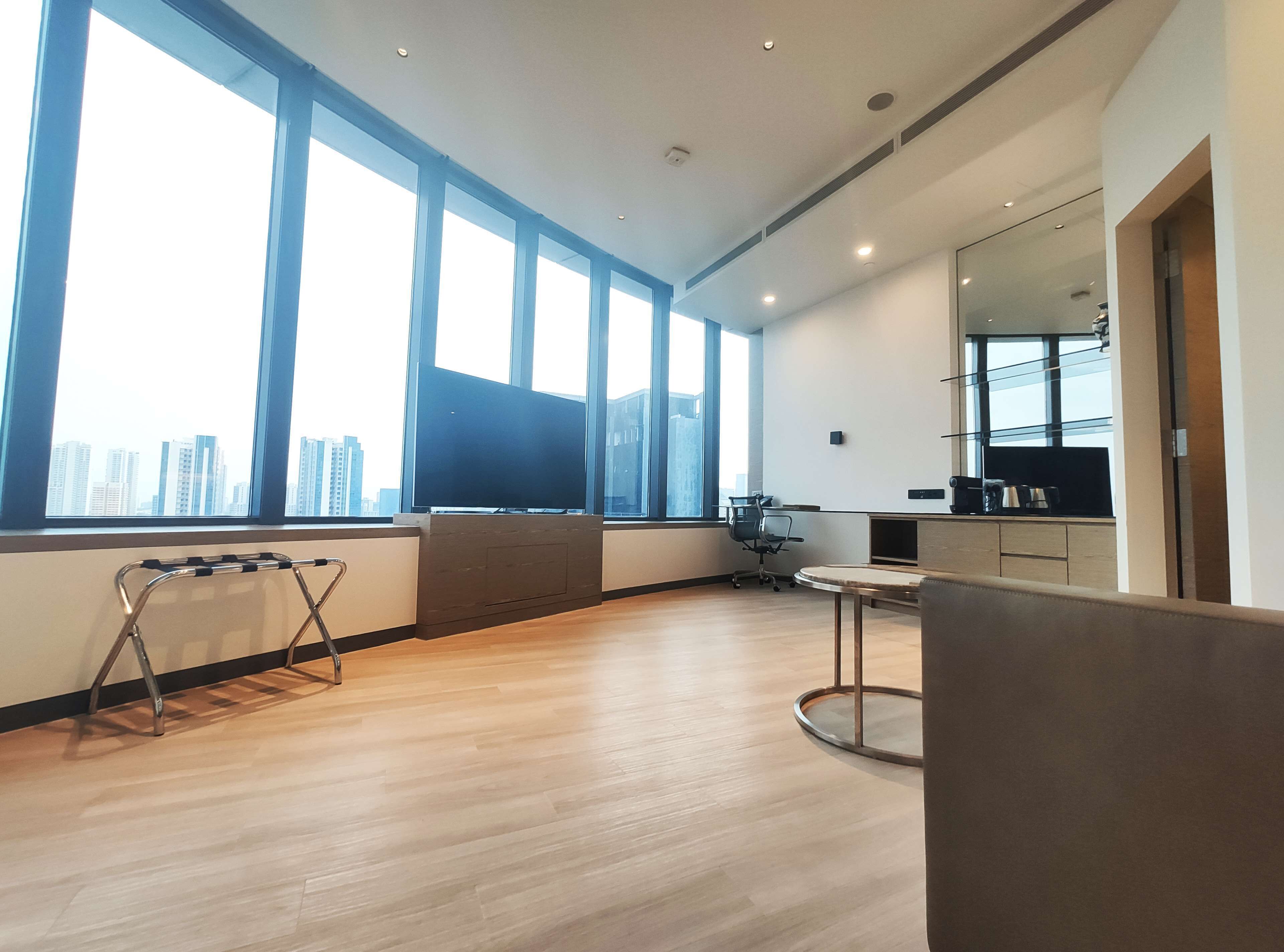 เครื่องนอนระดับพรีเมียม, ตู้นิรภัยในห้องพัก, โต๊ะทำงาน