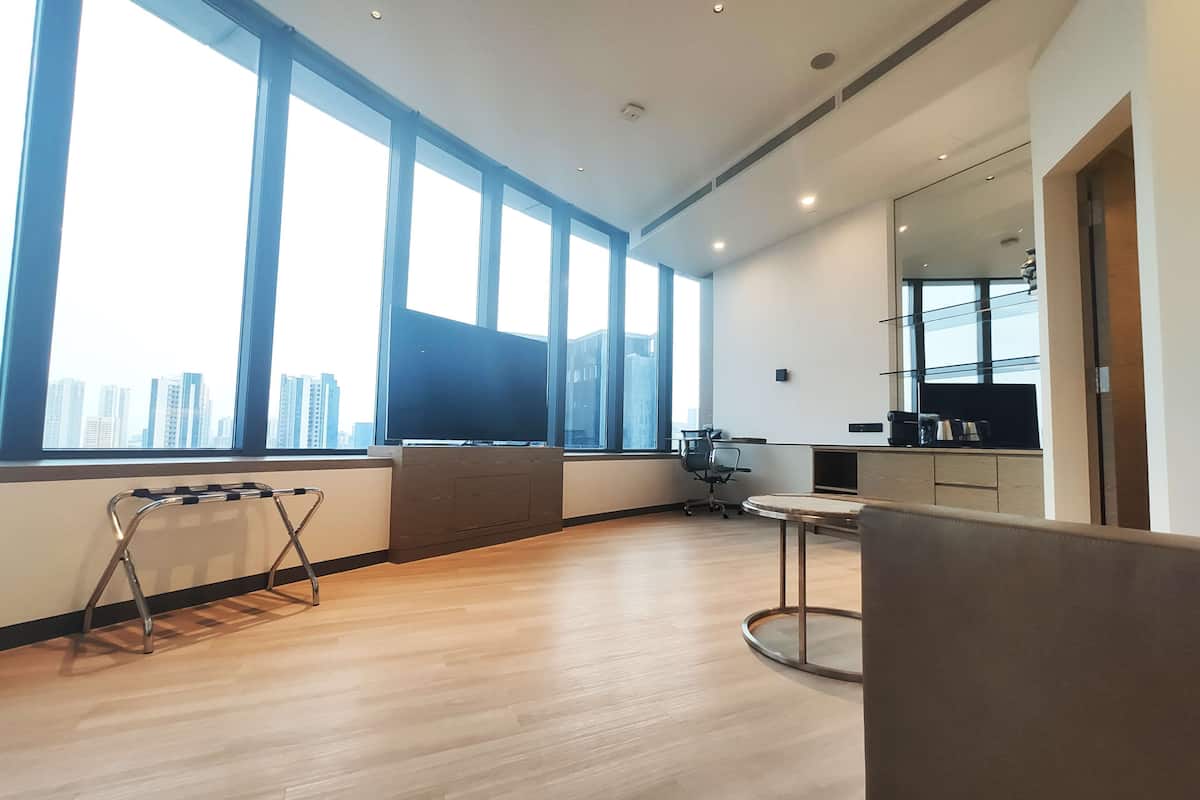 Premium bedding, in-room safe, desk, laptop workspace