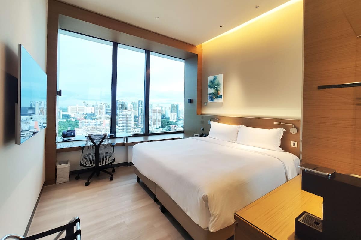 Premium bedding, in-room safe, desk, laptop workspace
