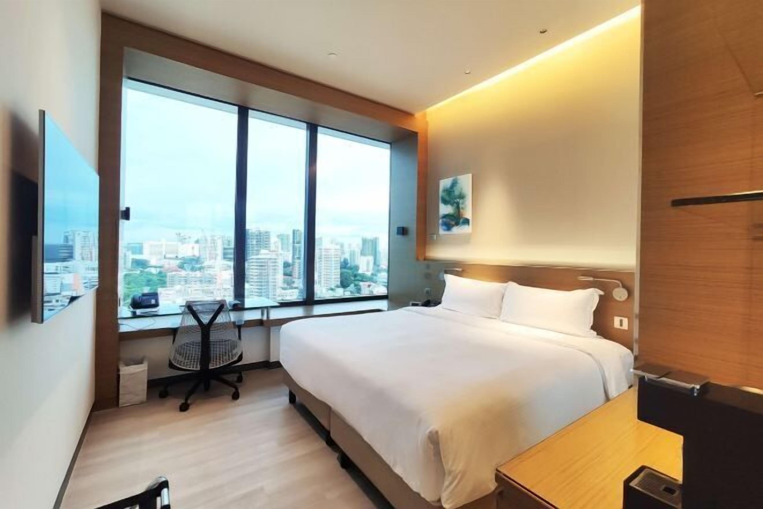 Ropa de cama de alta calidad y caja de seguridad en la habitación 