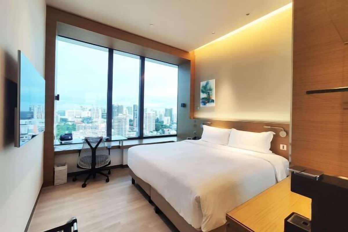 Premium bedding, in-room safe, desk, laptop workspace