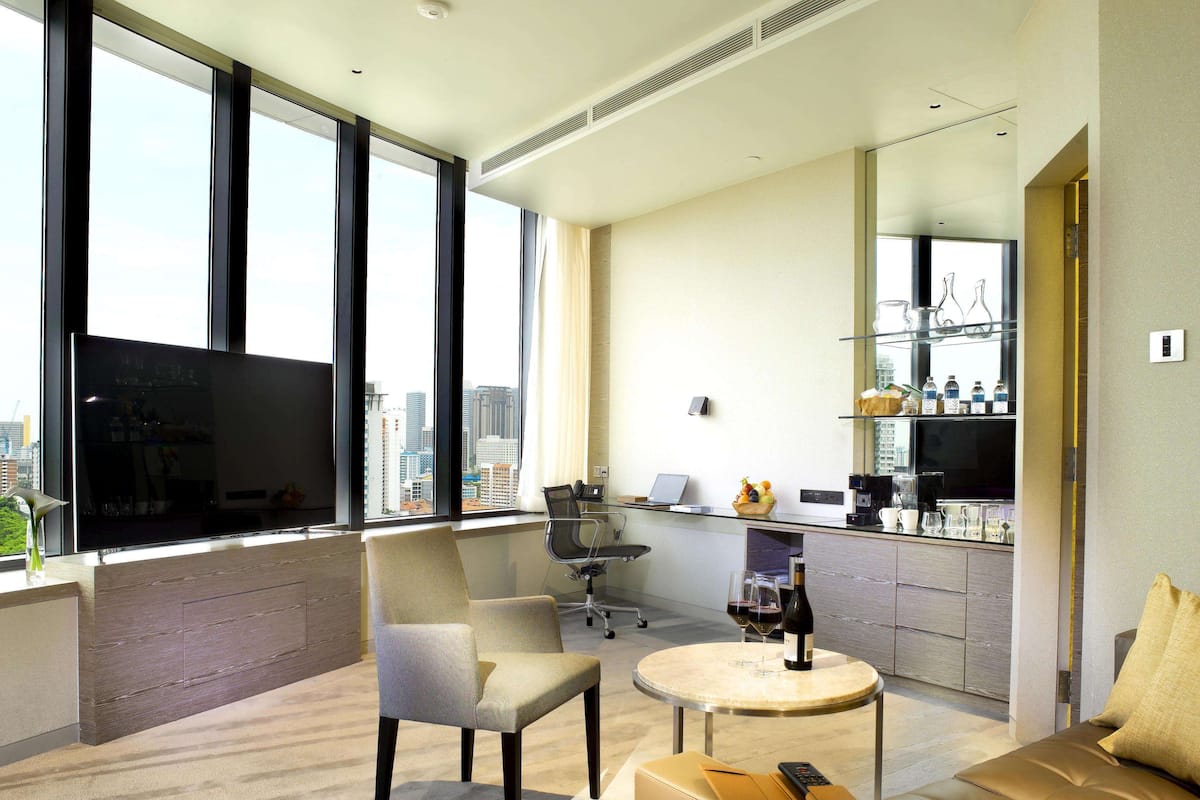Mint Premier Suite, Skyline Lounge Access | Premium bedding, in-room safe, desk, laptop workspace