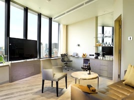 Mint Premier Suite, Skyline Lounge Access | Premium bedding, in-room safe, desk, laptop workspace