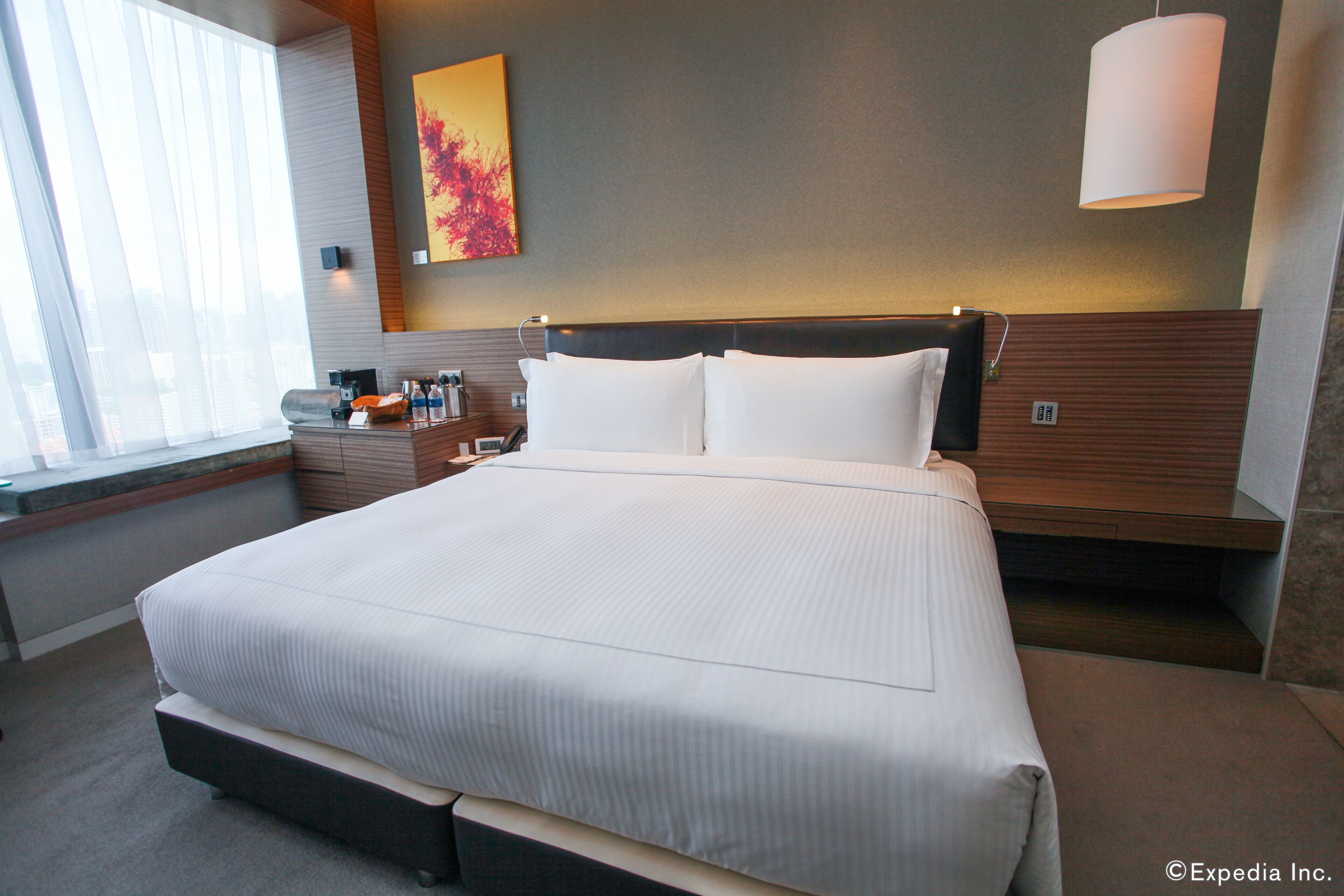 Ropa de cama de alta calidad y caja de seguridad en la habitación 