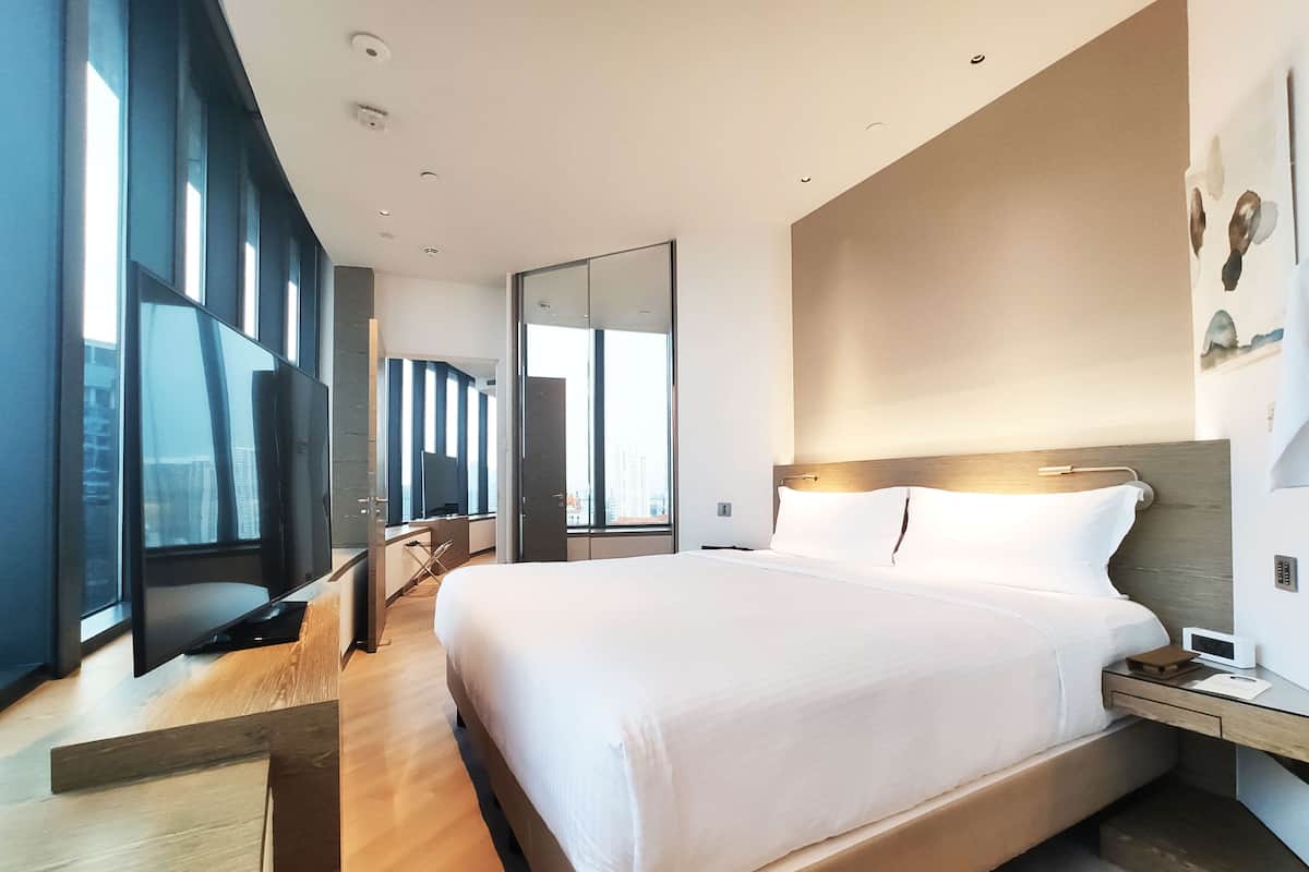 Mint Suite, Skyline Lounge Access | Premium bedding, in-room safe, desk, laptop workspace