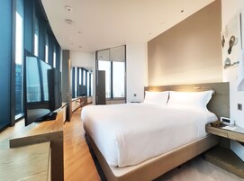 Mint Suite, Skyline Lounge Access | Premium bedding, in-room safe, desk, laptop workspace