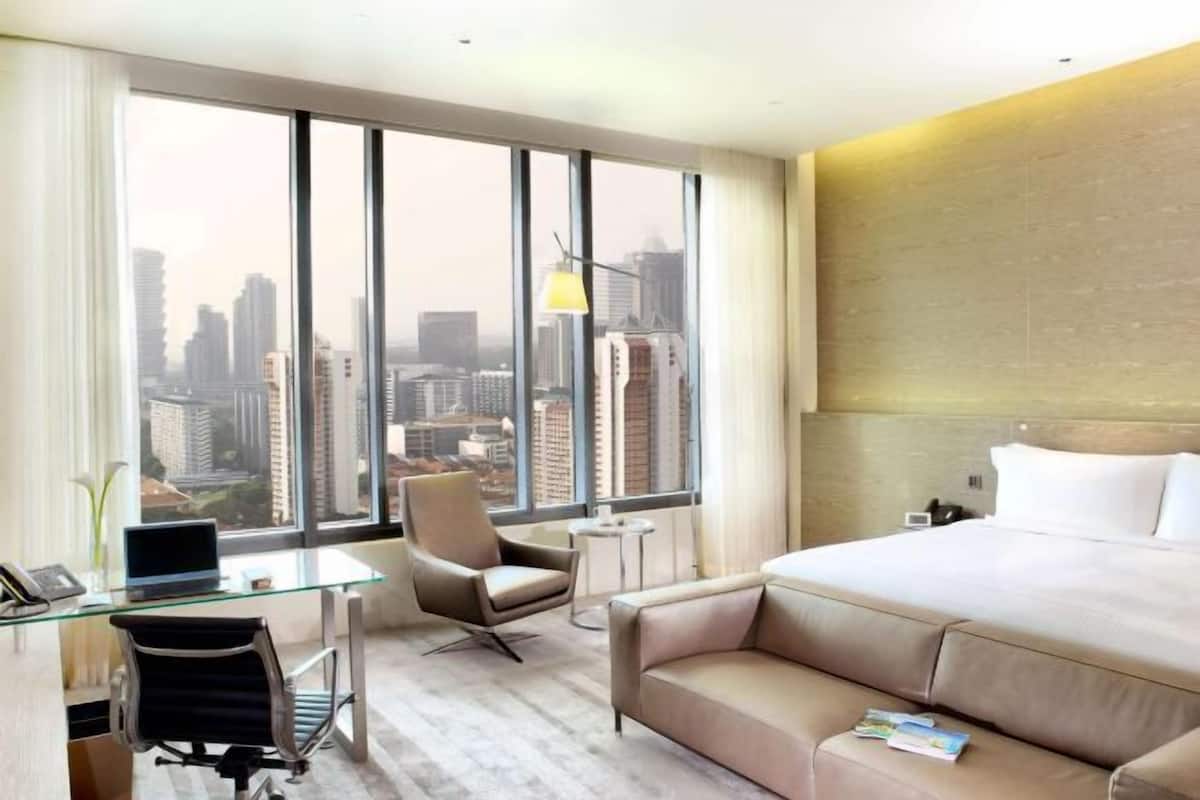 Premium bedding, in-room safe, desk, laptop workspace