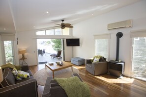 Bungalow, 2 habitaciones, frente a la playa | Zona de estar | Una Smart TV