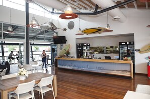 3 개의 레스토랑, 아침 식사, 점심 식사, 저녁 식사 제공(현지 및 세계 요리)