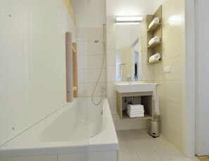 Chalet (Spa) | Bilik Mandi | Gabungan pancuran/tab mandi, tuala disediakan, tisu tandas 