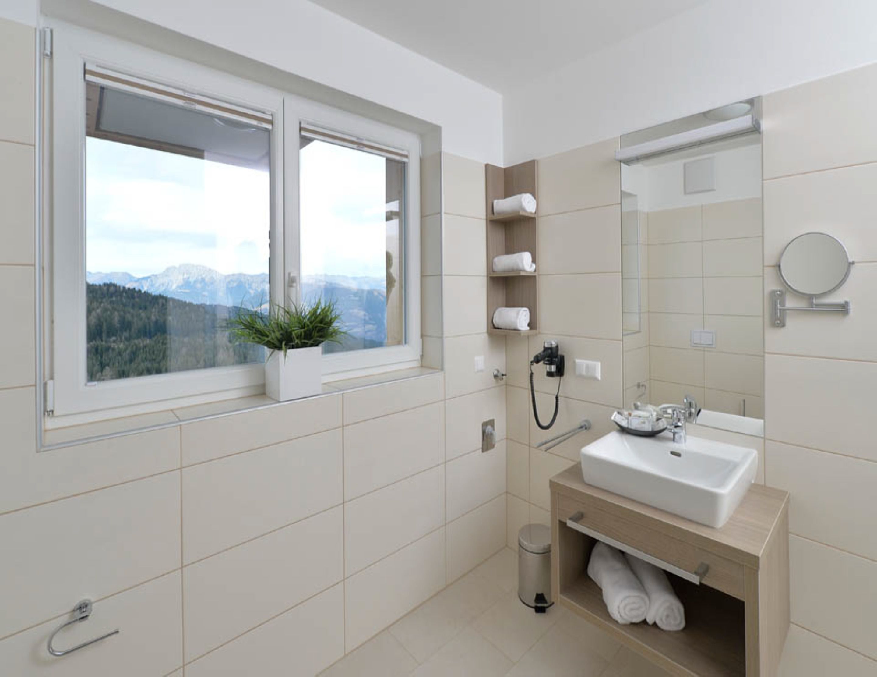 Chalet (Alm) | Badkamer | Een bad/douchecombinatie, handdoeken, toiletpapier