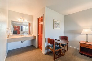 Habitación, 1 cama matrimonial, para no fumadores | Baño | Amenidades de baño gratuitas, secadora de cabello, toallas 