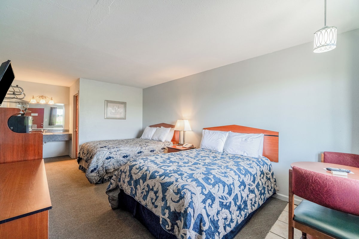 Iron/ironing board, free WiFi, bed sheets
