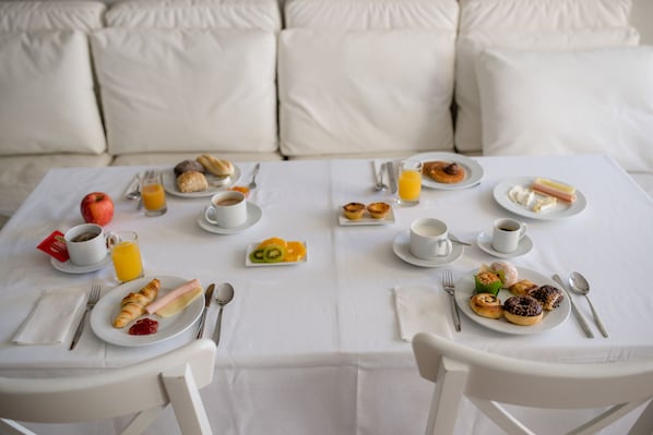 Desayuno buffet diario (EUR 9.99 por persona)