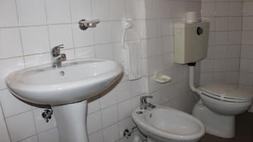 Kostenlose Toilettenartikel, Bidet, Handtücher
