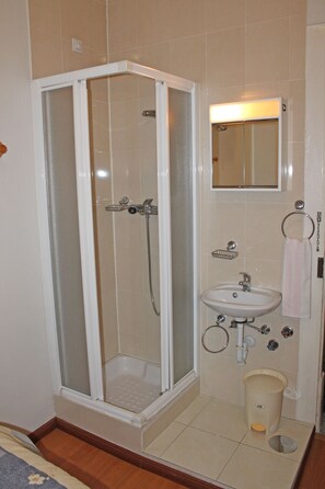 Articles de toilette gratuits, bidet, serviettes fournies