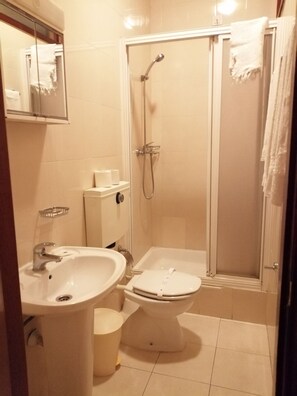 Zweibettzimmer | Badezimmer | Kostenlose Toilettenartikel, Bidet, Handtücher