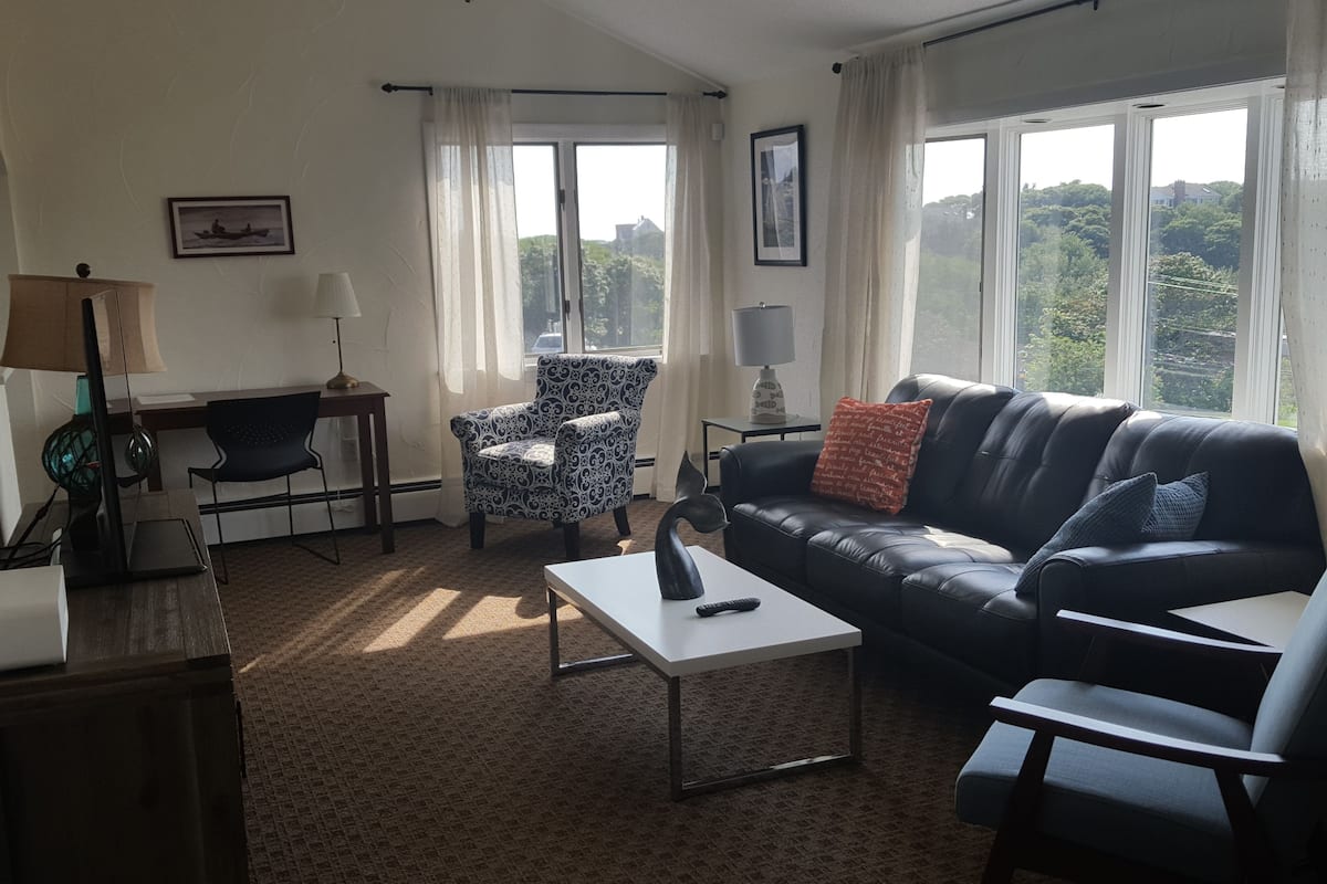 comfort apartment, 2 bedrooms | living area | flat-screen tv