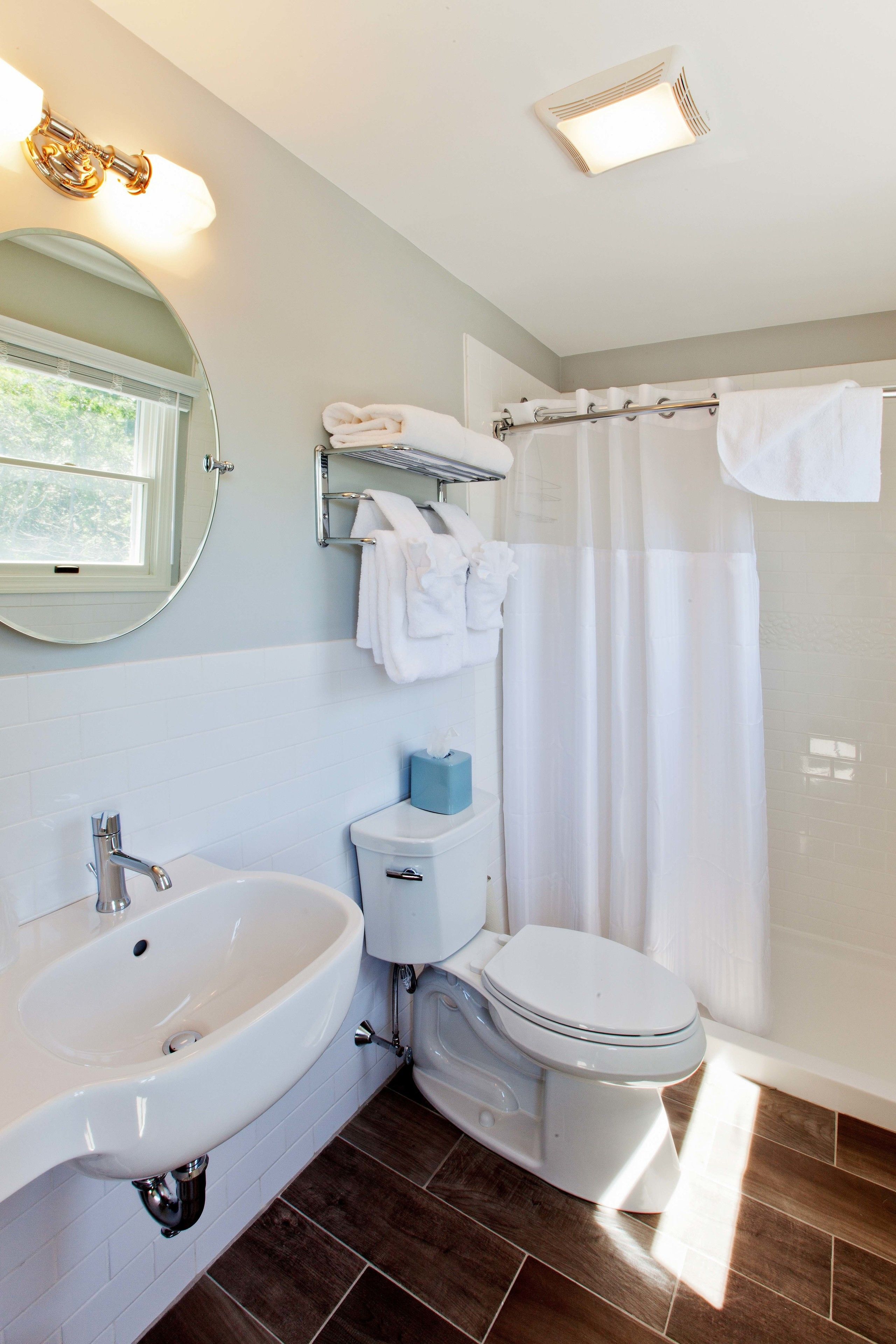 deluxe room | bathroom | hair dryer, towels