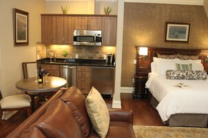 Studio Suite, Kitchen | Premium bedding, down comforters, Select Comfort beds, desk