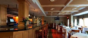 2 restaurants, breakfast, lunch, dinner served; American cuisine 