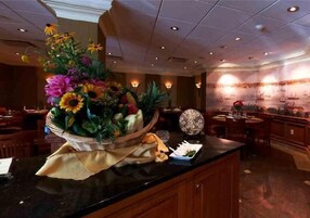 2 restaurantes; se sirve desayuno, almuerzo y cena; cocina americana