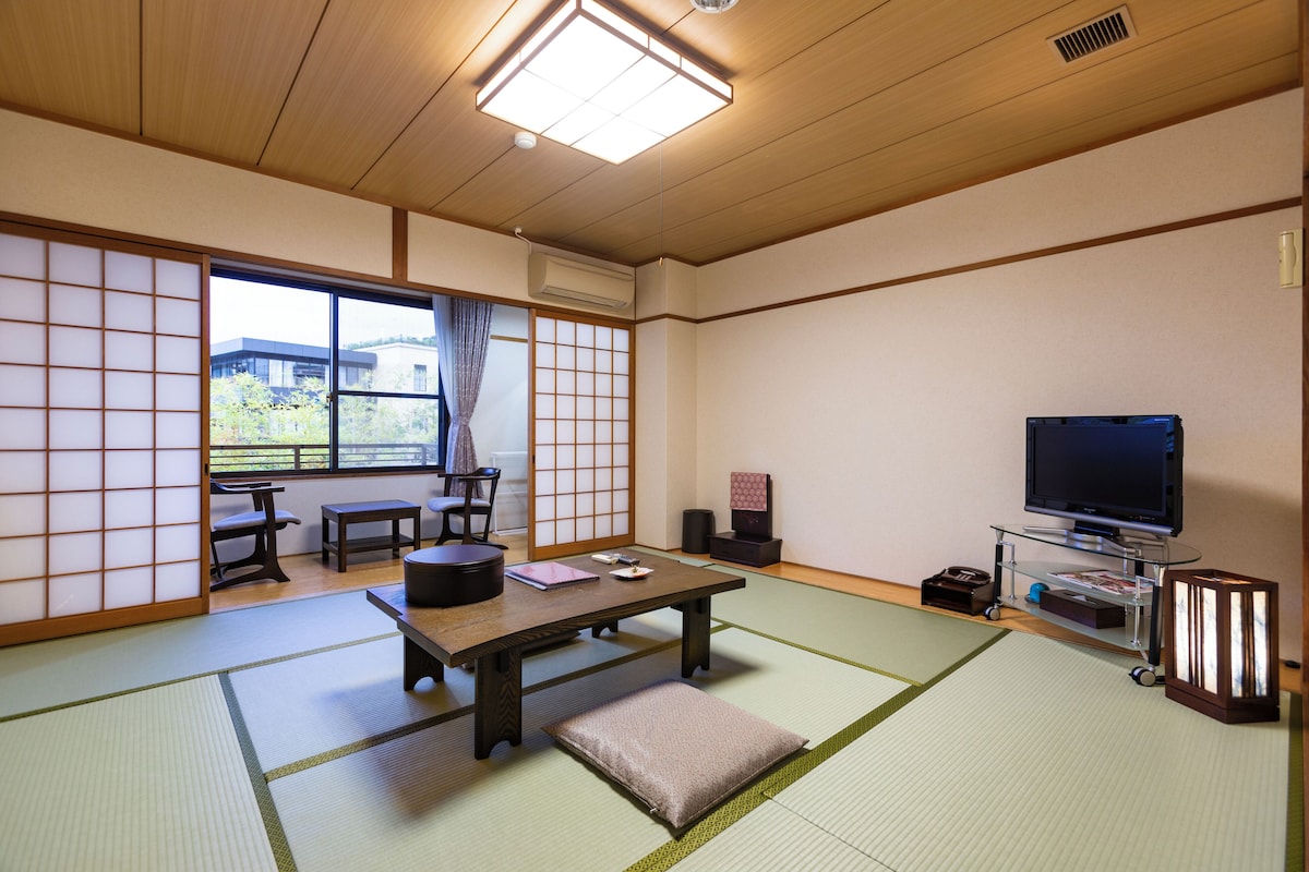 標準客房, 多張床, 共用浴室 (for 2-4 people) | 房內用餐