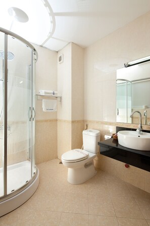 Shower, free toiletries, hair dryer - The Landmark Hanoi (Hanoi)