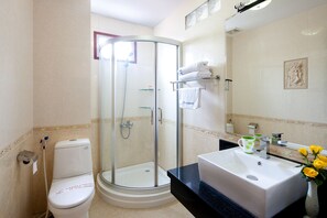 Shower, free toiletries, hair dryer - The Landmark Hanoi (Hanoi)