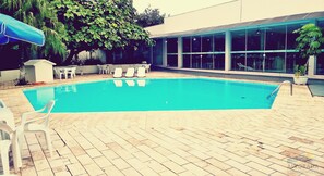 Piscina externa, espreguiçadeiras