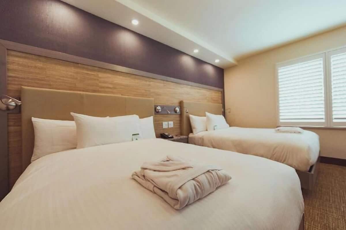 Premium bedding, in-room safe, iron/ironing board, free WiFi